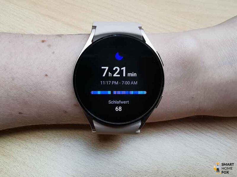 Man sieht die Anzeige über die Qualität des Schlafs auf der Samsung Galaxy Watch 4.